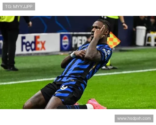 阿斯:皇马关注瓦伦西亚19岁后卫雅雷克,国米等队也有意球员 阿斯:皇马关注瓦伦西亚19岁后卫雅雷克,国米等队也有意球员